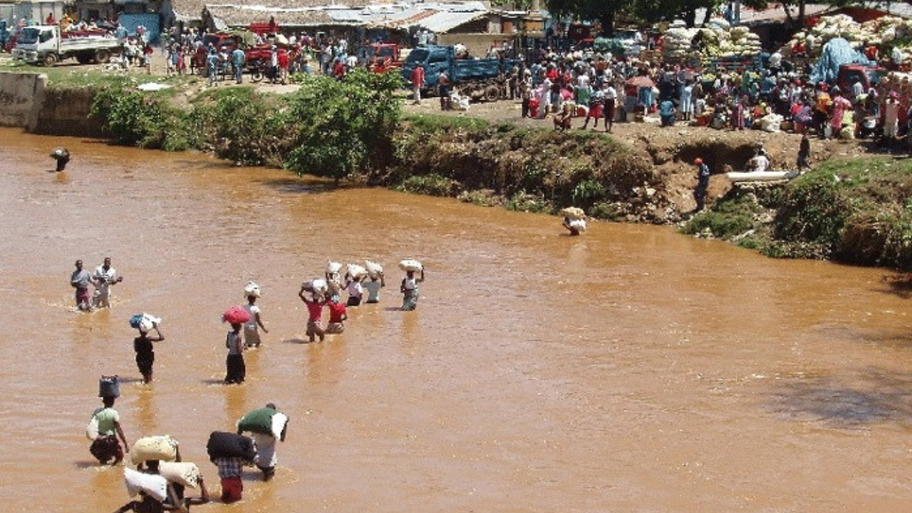 Empresarios haitianos están detrás de canal en Dajabón, dice Abinader  