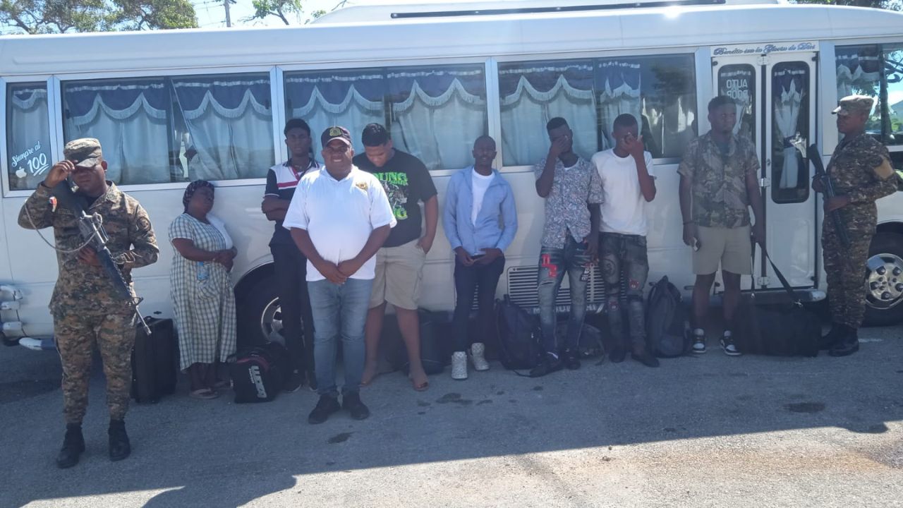 Detienen dominicano con 6 haitianos ilegales a bordo de camión