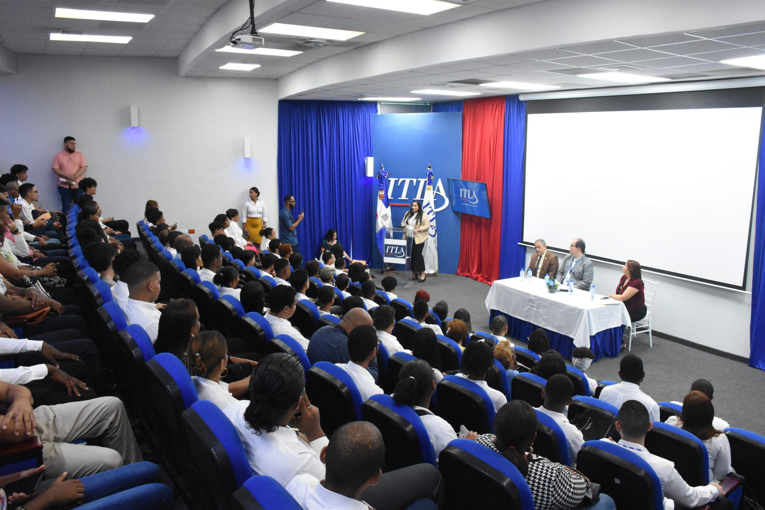 MESCYT entrega becas para cursar programas técnicos-superiores en tecnología