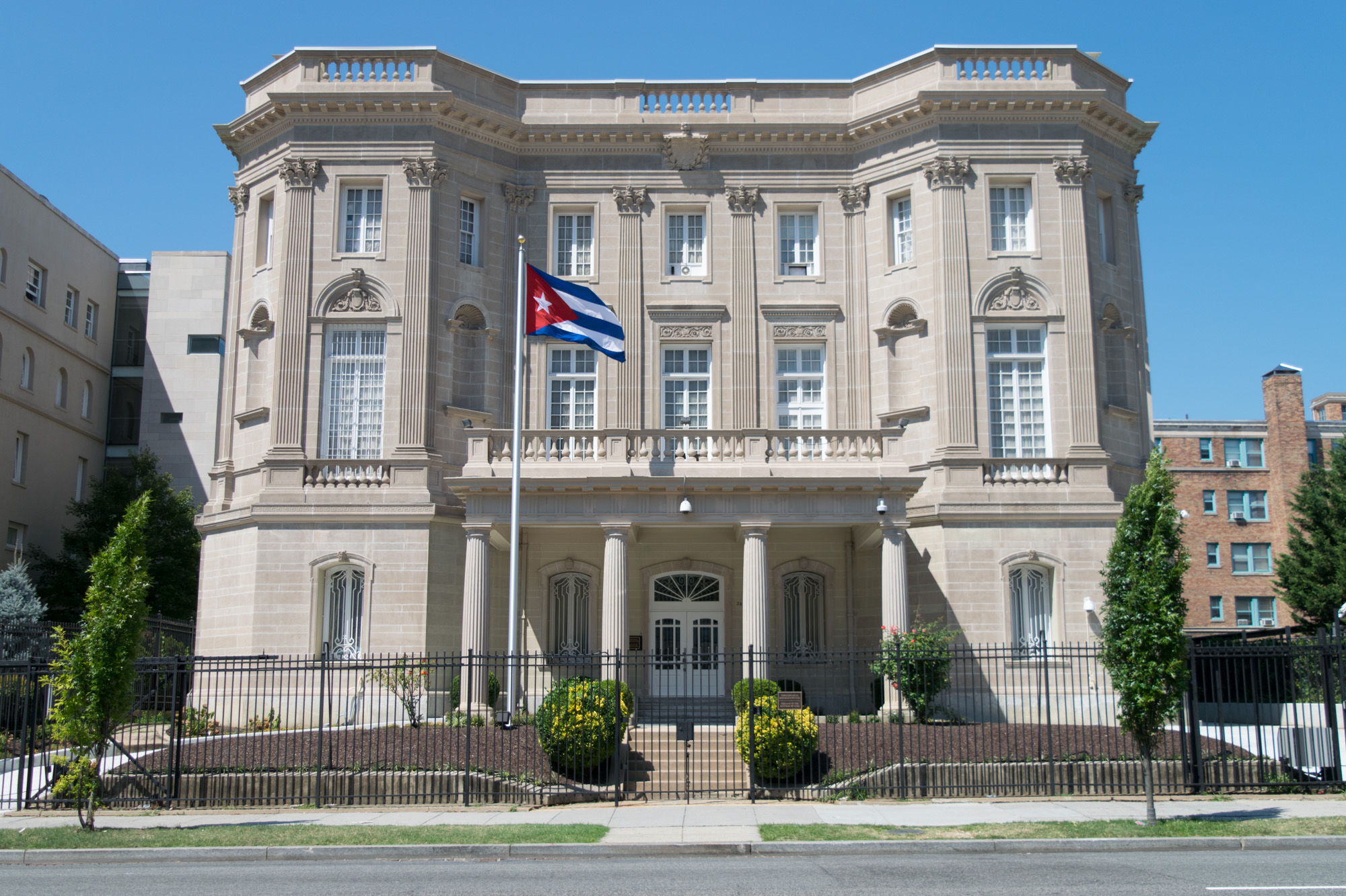 Cuba califica de “acto terrorista” ataque con cócteles molotov contra su embajada en Washington