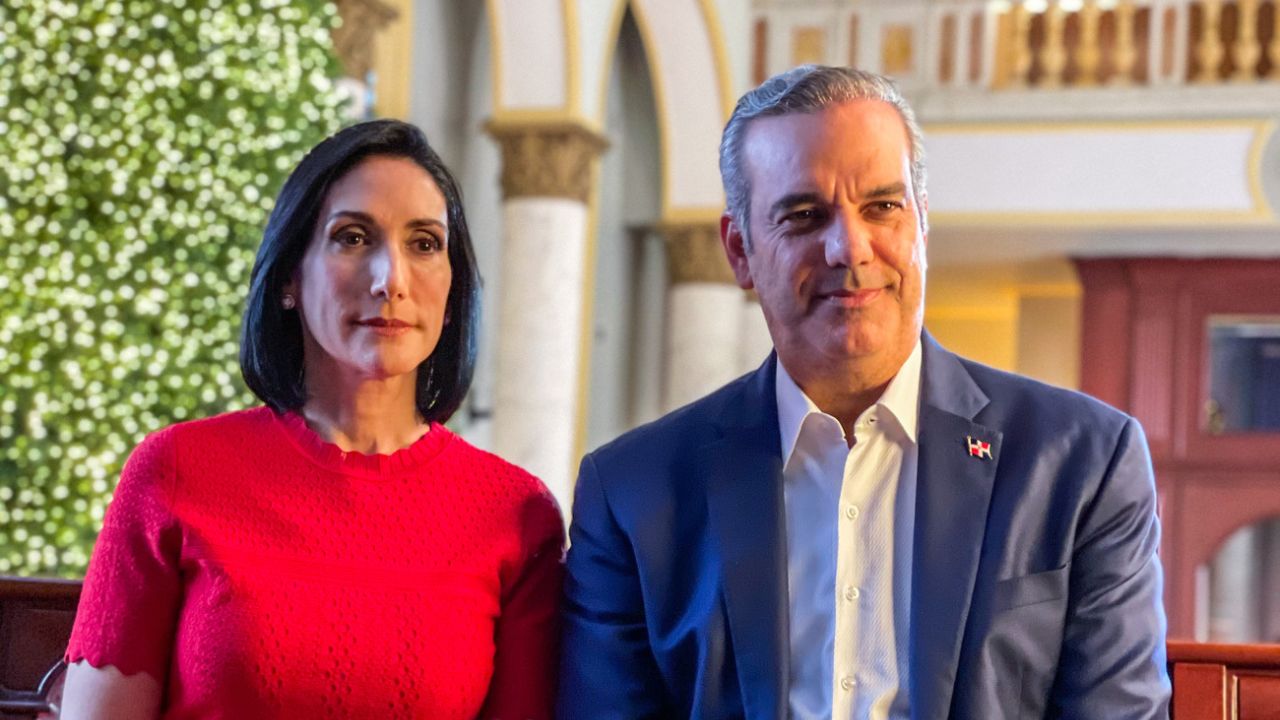 Presidente y primera dama bailan  merengue  “Subido en el Palo”