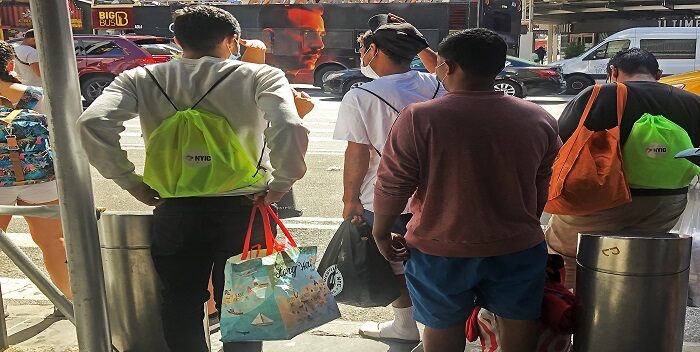 Texas tiene más problemas con la inmigración que Nueva York, según el gobernador texano