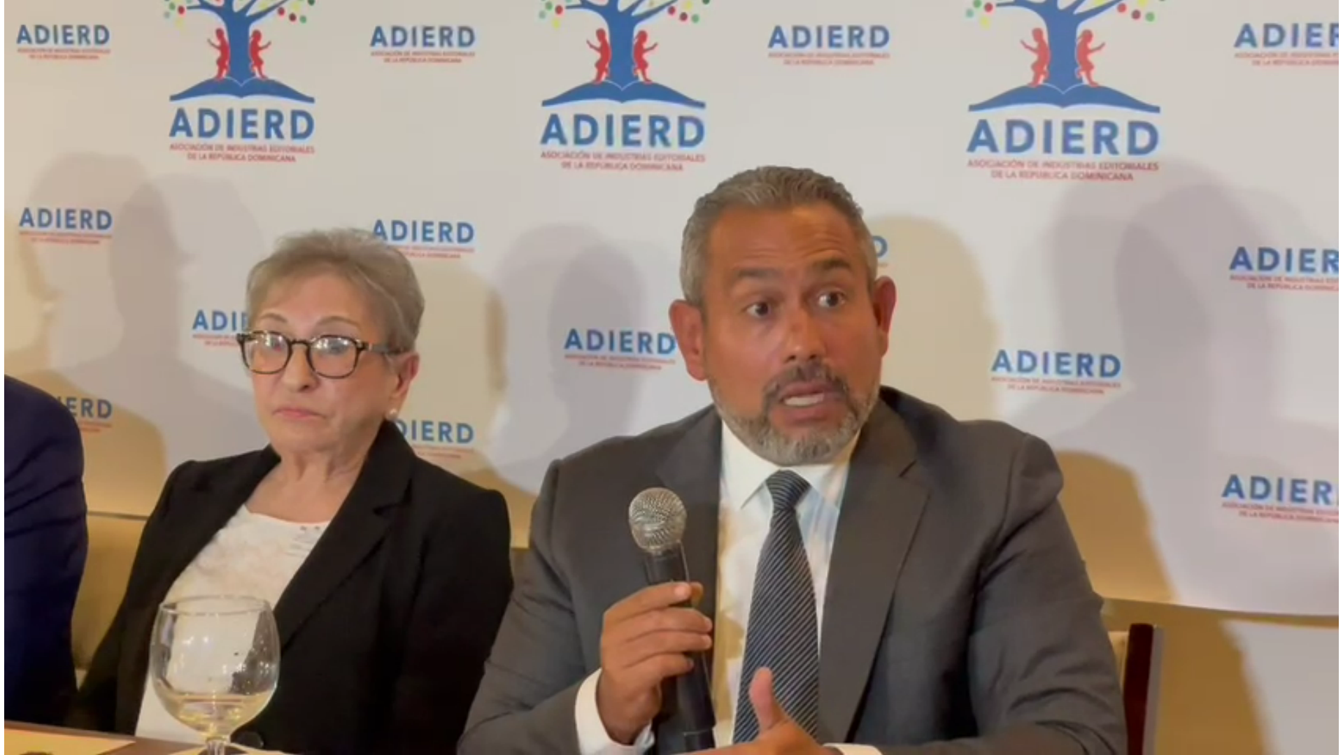 ADIERD presenta errores en libros de textos escolares