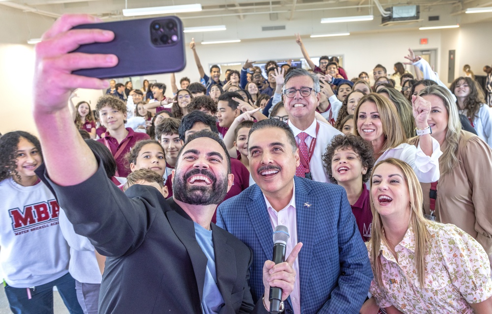 Astronauta pide a estudiantes no claudicar en sus sueños