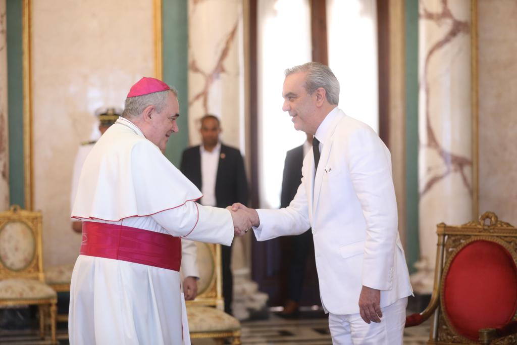 Abinader recibe cartas credenciales del nuncio apostólico y 3 embajadores
