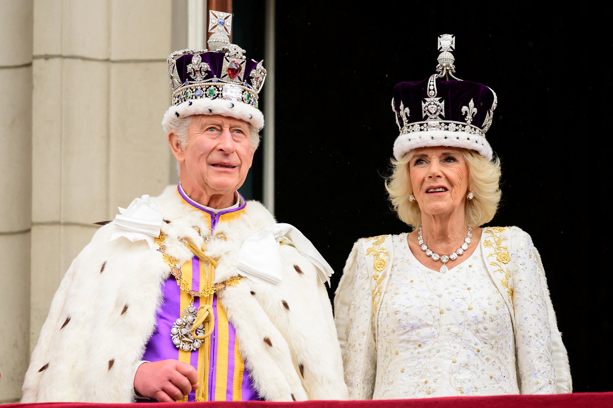Carlos III y Camila saludan al público al llegar a la capilla para recordar a Isabel II