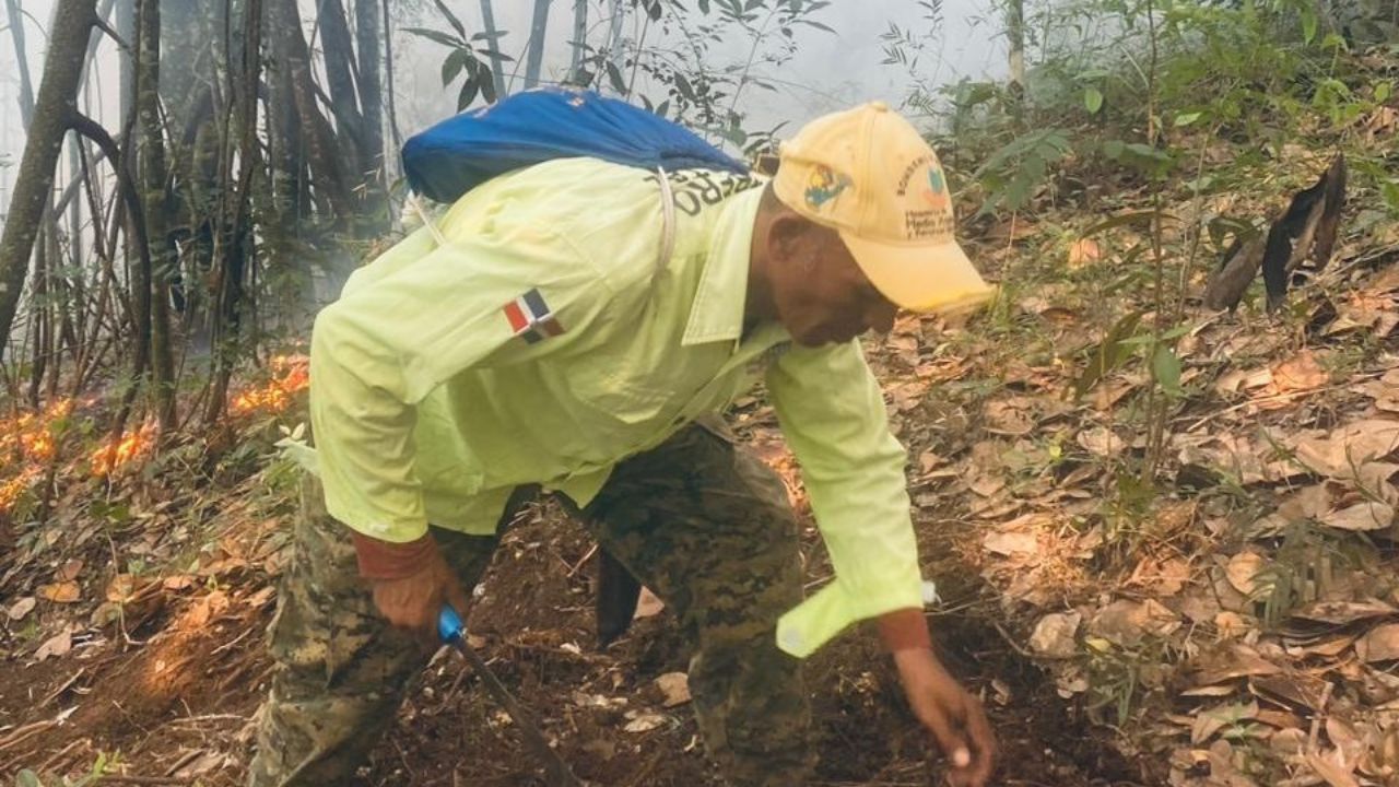 Extinguen incendios en Guaigüí y combaten otro en El Puerto