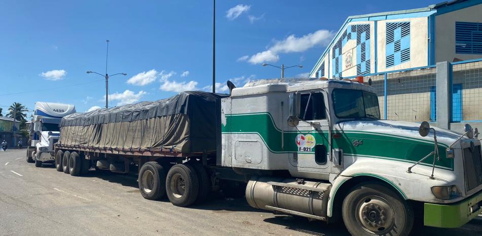 Camiones varados en la frontera por boicot de Haití esperan le permitan la entrada