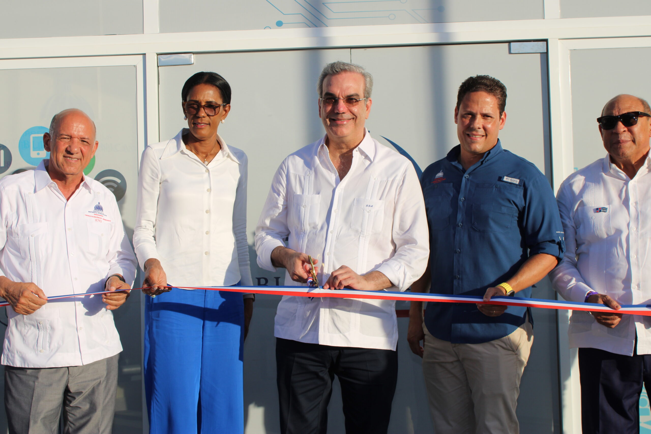 Abinader entrega Centro Tecnológico Comunitario en San Rafael del Yuma