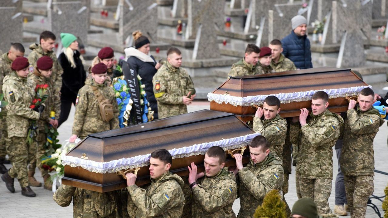 Ucrania recupera los restos mortales de otros 64 soldados caídos en combate