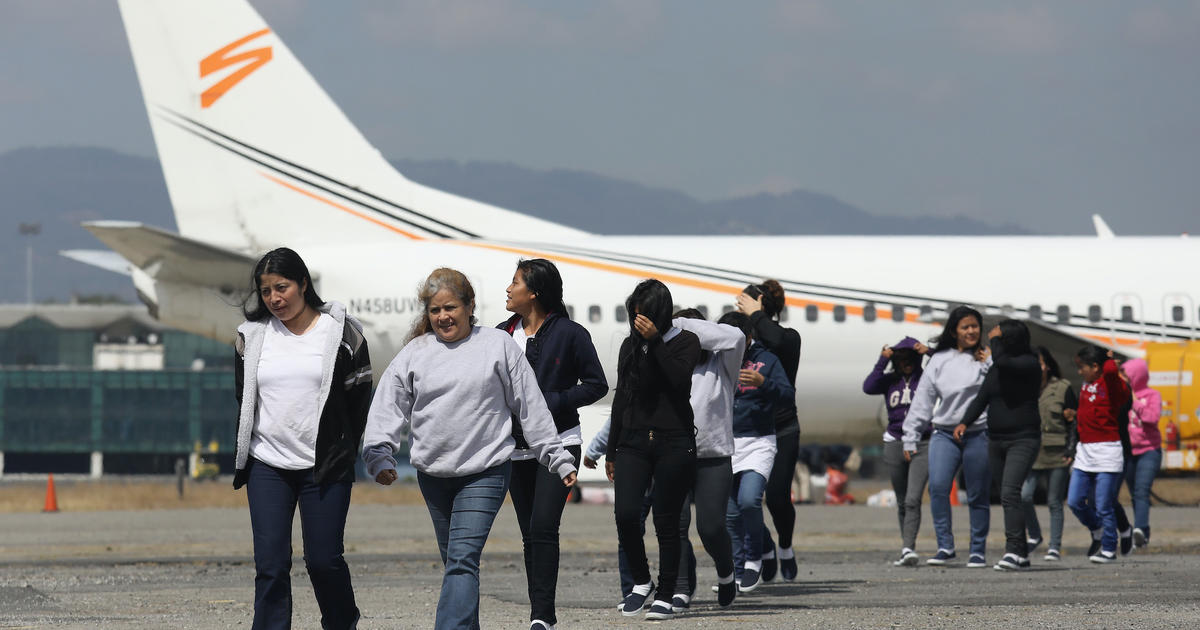 EE.UU. reanudará vuelos de deportación a Venezuela para disuadir la migración