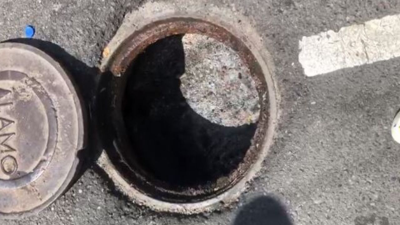 Denuncian aguas negras y heces fecales por drenaje tapado en sector 30 de Mayo