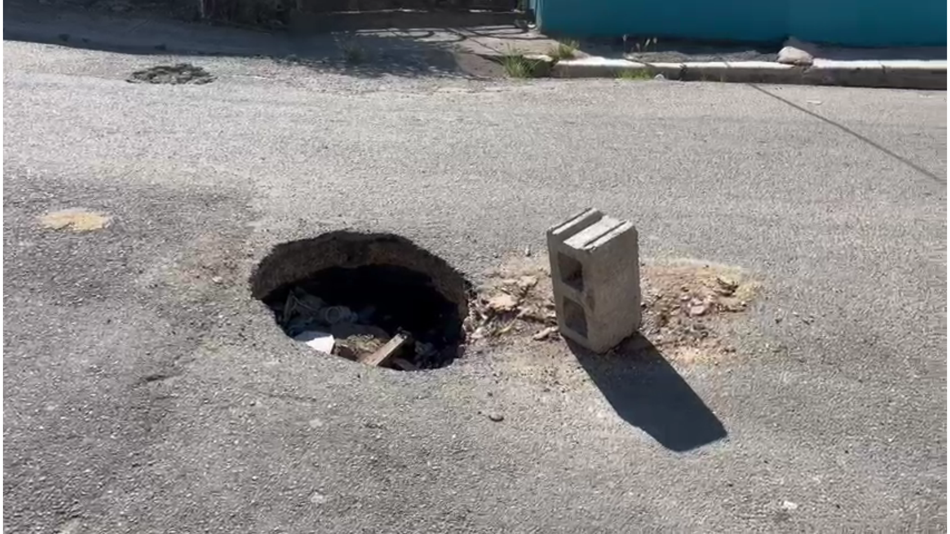Moradores de El Progreso piden reparar hoyo que representa peligro