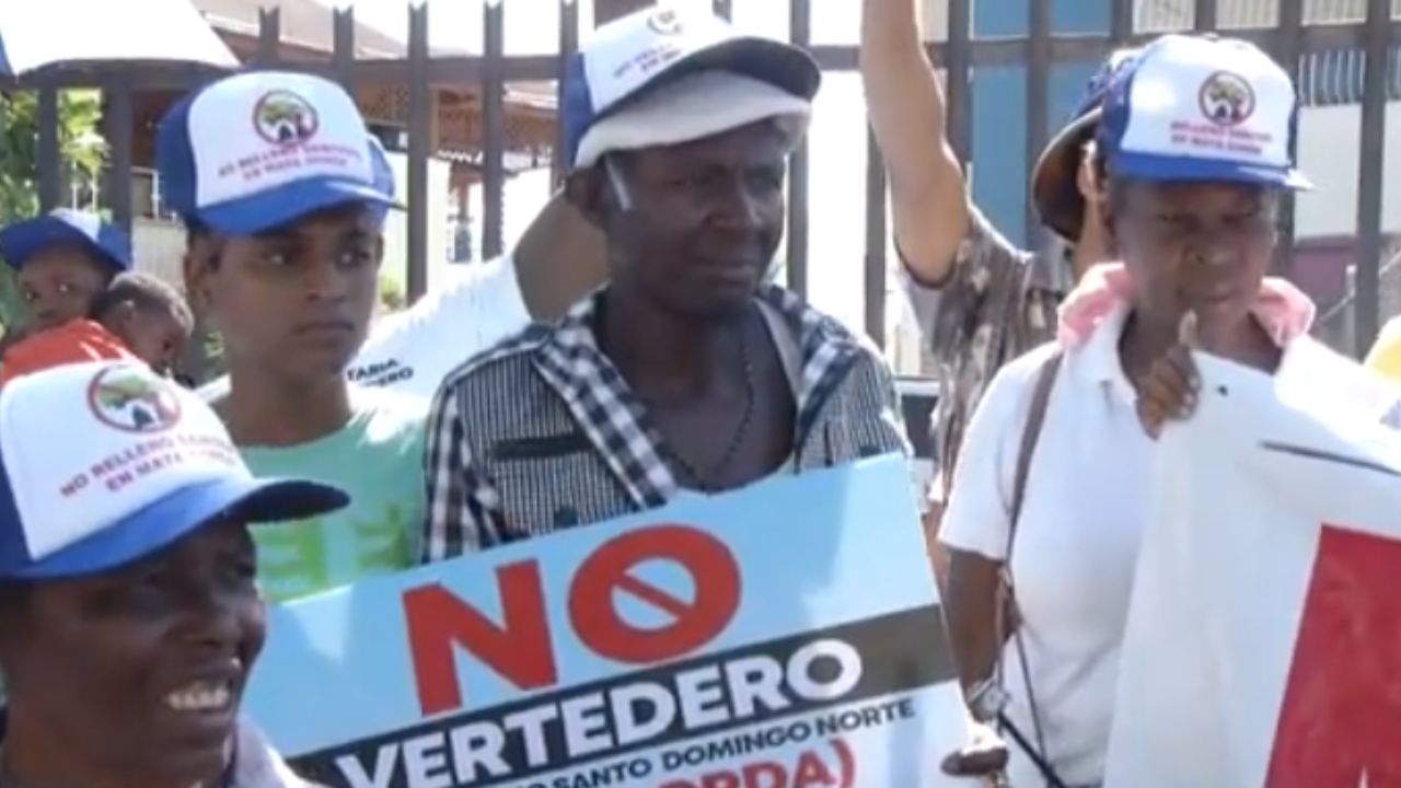 Comunitarios protestan frente al ASDN por relleno sanitario