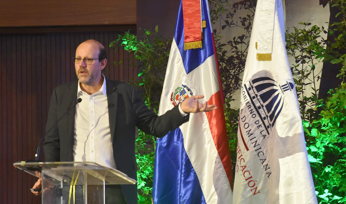 Premio Nobel llama a invertir de forma "constante" en educación