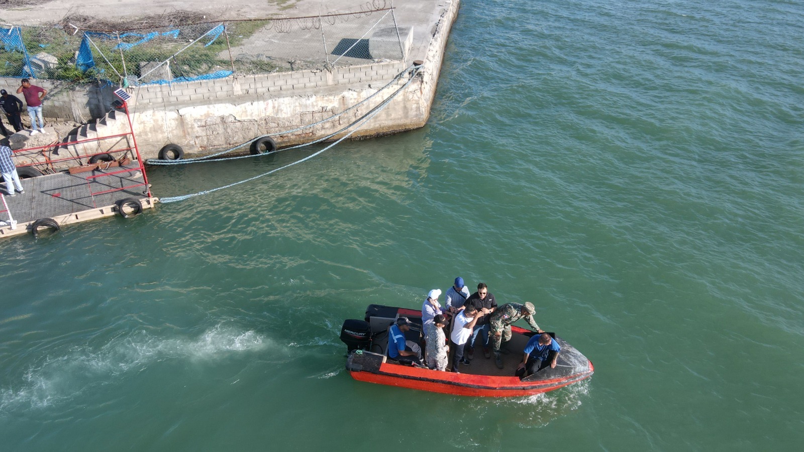 Fuego en barcaza Azua no afectó lecho marino, dice Medio Ambiente