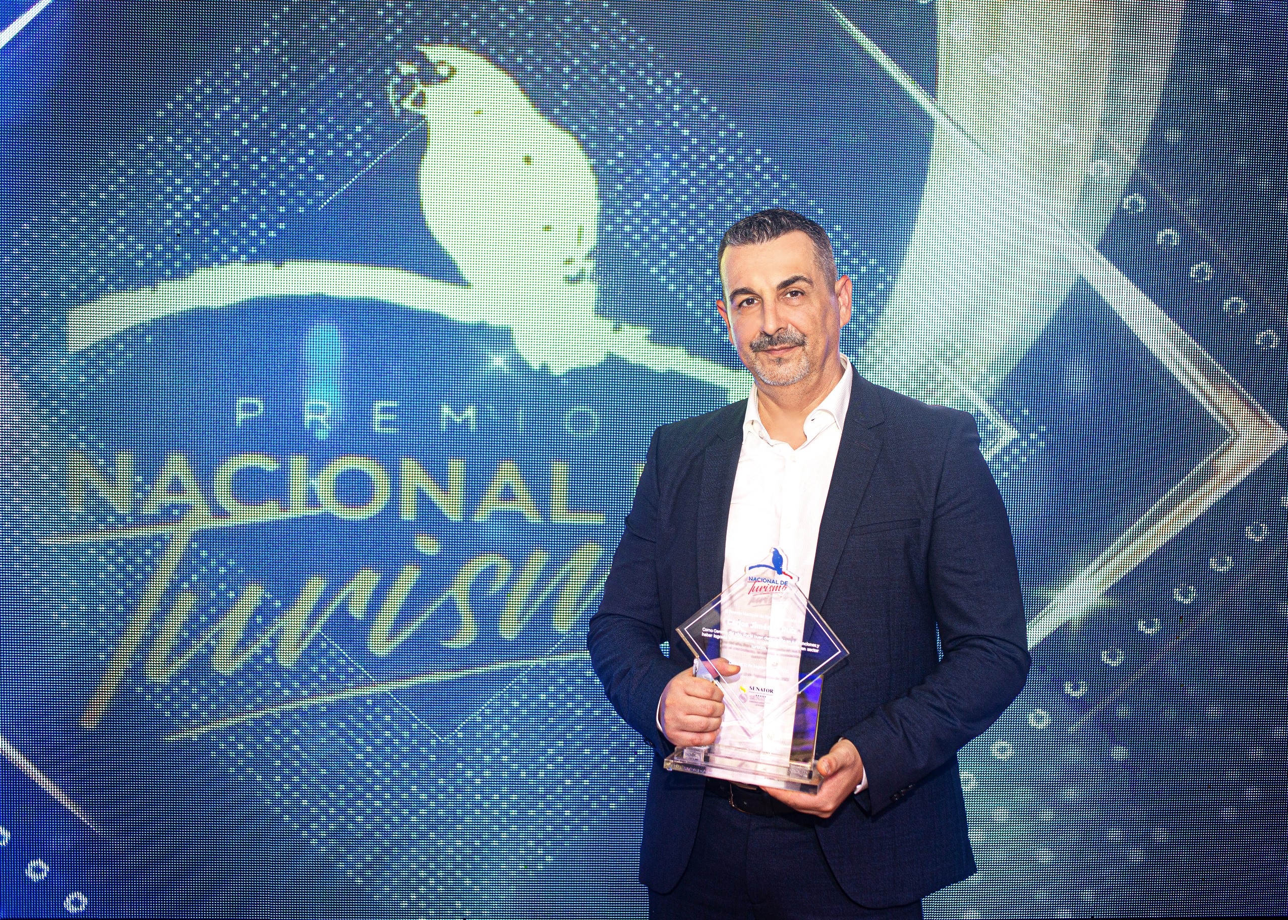 Premian a Carlos Jiménez como gerente hotelero del año