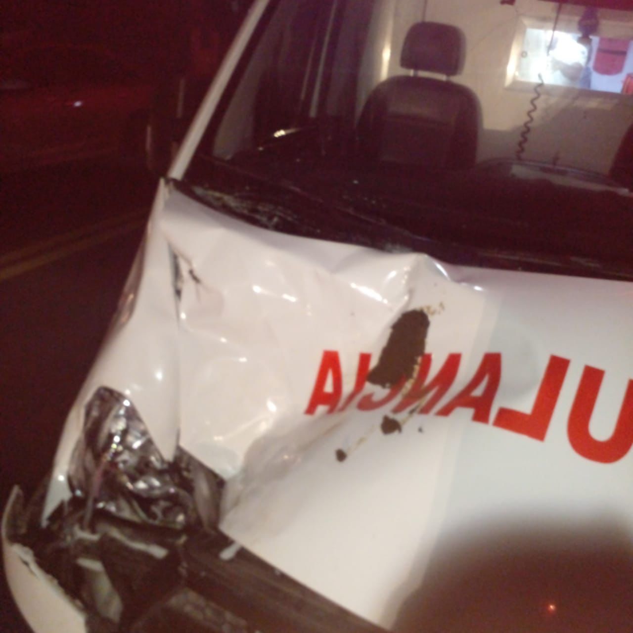 Ambulancia del 911 sufre accidente al chocar de frente contra una vaca