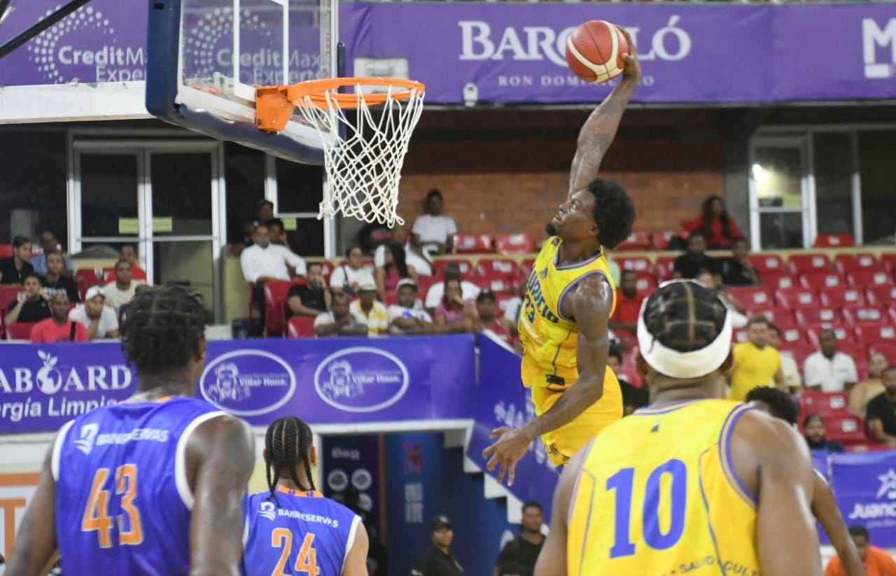 Williams y Moquete ponen adelante al Mauricio en inicio semifinal en el TBS Distrito 2023