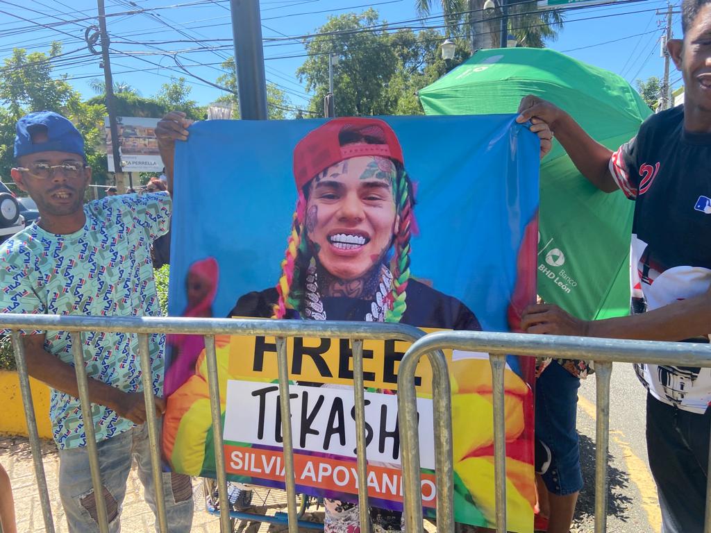 Lanzan fuegos artificiales en apoyo a Tekashi; Policía los repele con bombas lacrimógenas
