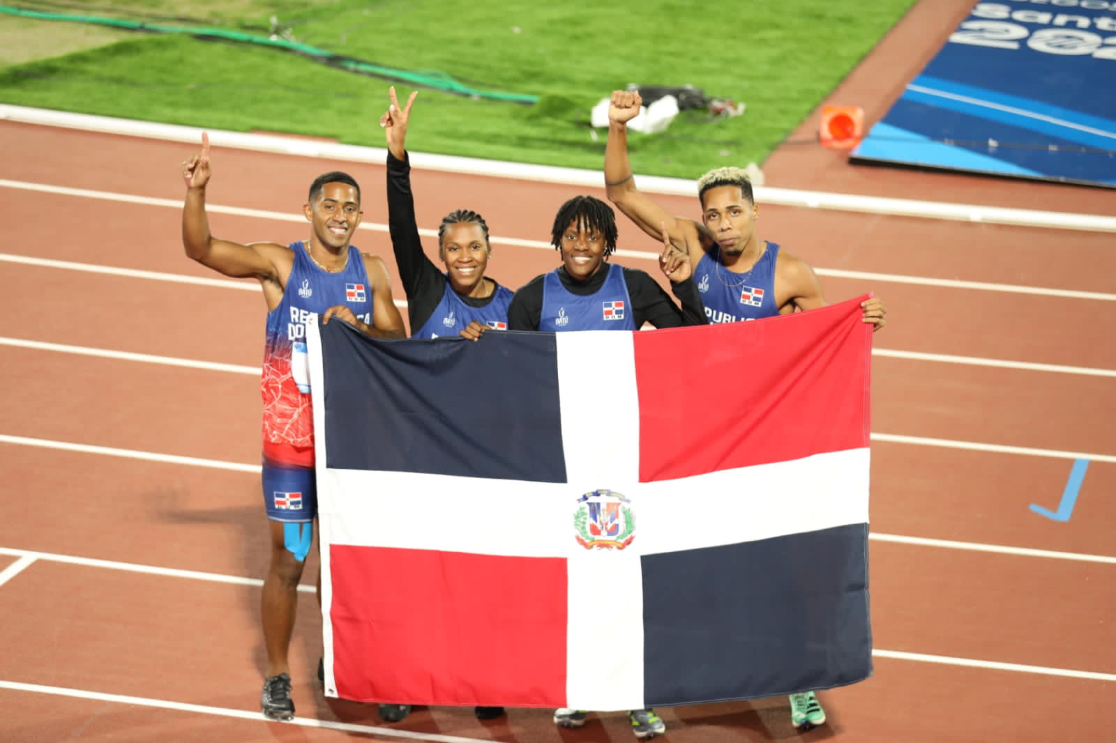 RD gana oro del relevo mixto 4x400 con Marileidy Paulino
