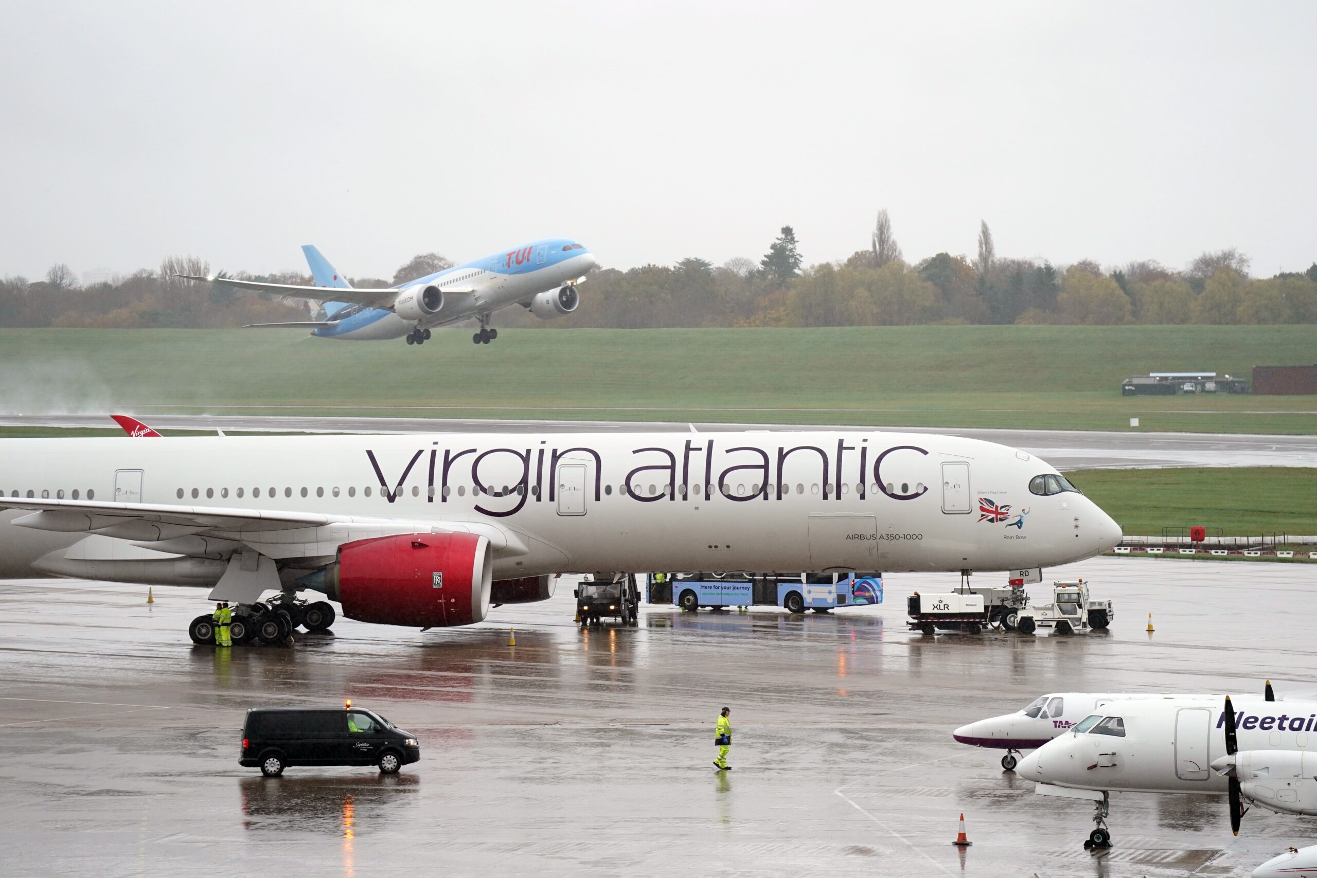 Varias aerolíneas del Reino Unido cancelan o modifican vuelos a Israel