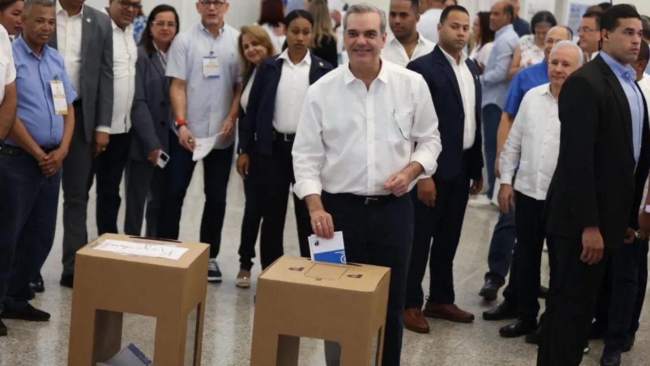 Abinader ejerce su derecho al voto en primarias del PRM