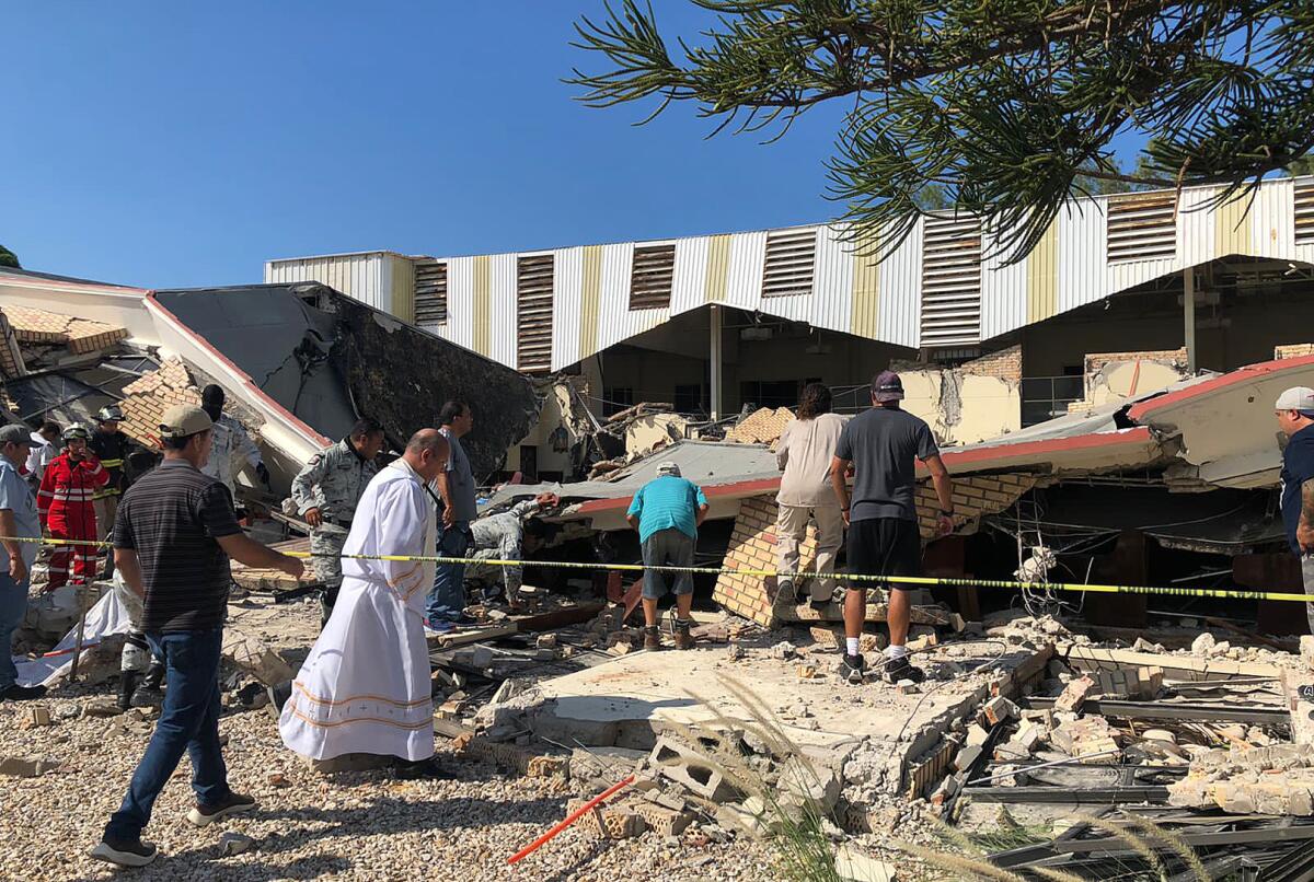 Se eleva a 11 los muertos tras colapso de una iglesia en México