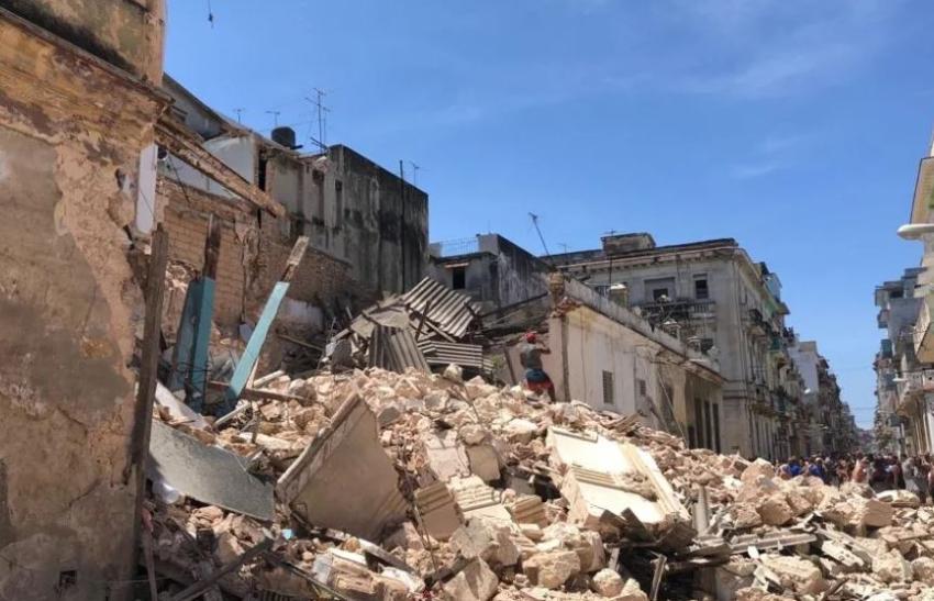 Derrumbe deja al menos un muerto y varios atrapados en los escombros