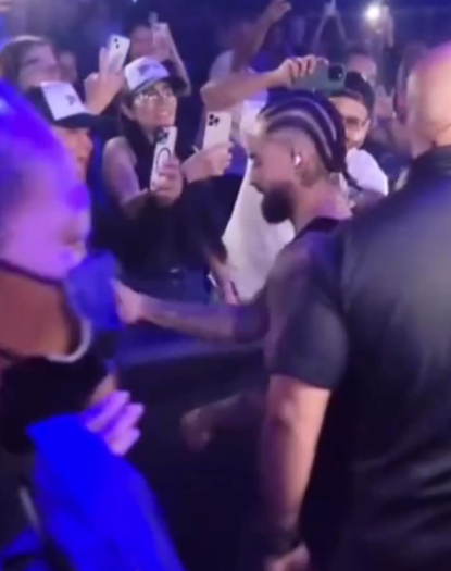 Captan a Maluma dándole manotazo a un fanático