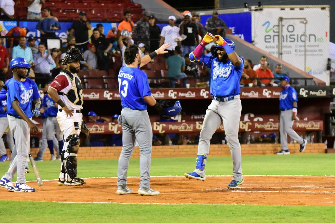 Rojas Jr. jonronea; Licey blanquea a Gigantes a domicilio