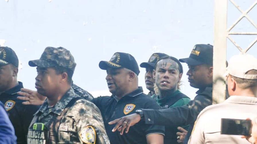 "Fanáticos" proclaman libertad de Tekashi con pancartas y fuegos artificiales