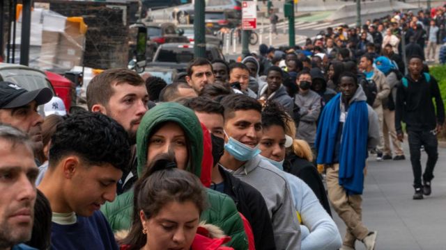 Nueva York plantea recortar un 20 % del gasto para inmigrantes