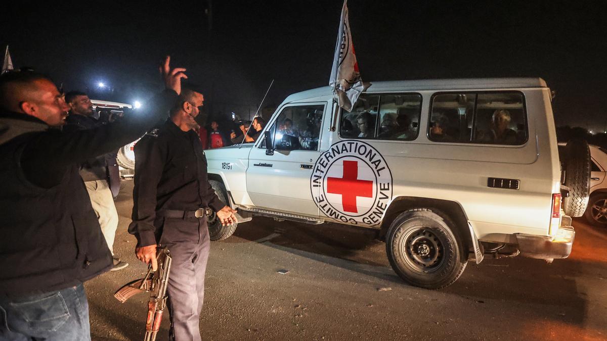 Israel confirma que los rehenes liberados están en poder de la Cruz Roja camino a Egipto