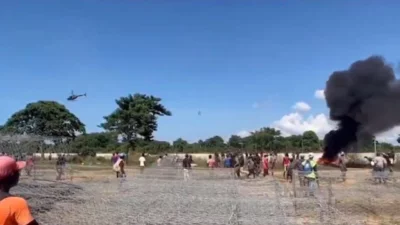 Haitianos queman gomas y exigen salida de militares de RD cerca de verja fronteriza
