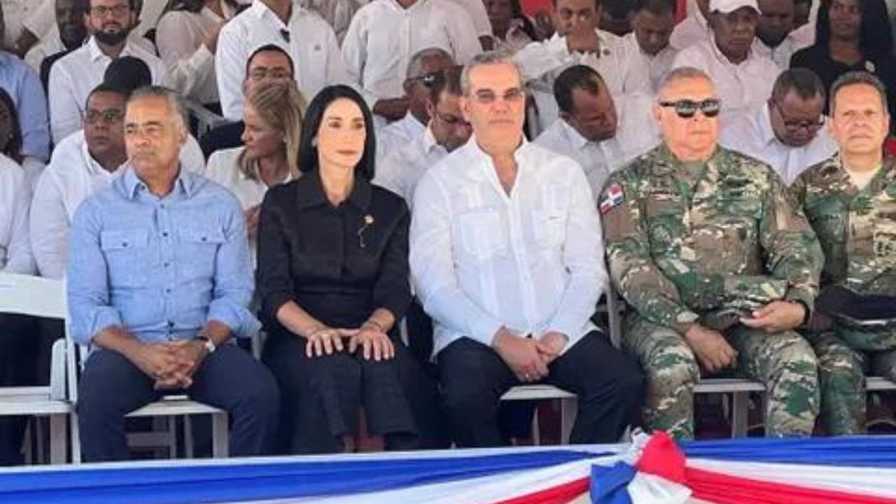 Abinader encabeza en San Cristóbal actos por el aniversario de la Constitución