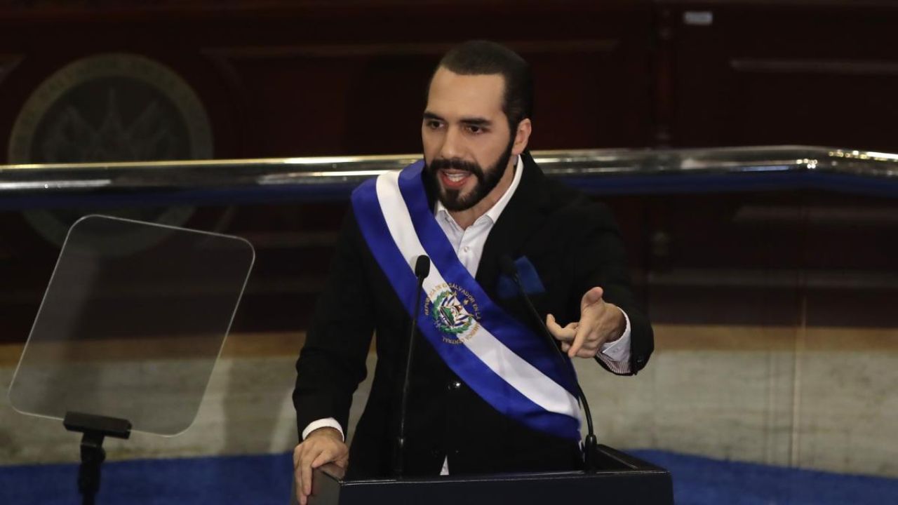 Bukele pide al fiscal que "investigue" a los funcionarios de su Gobierno