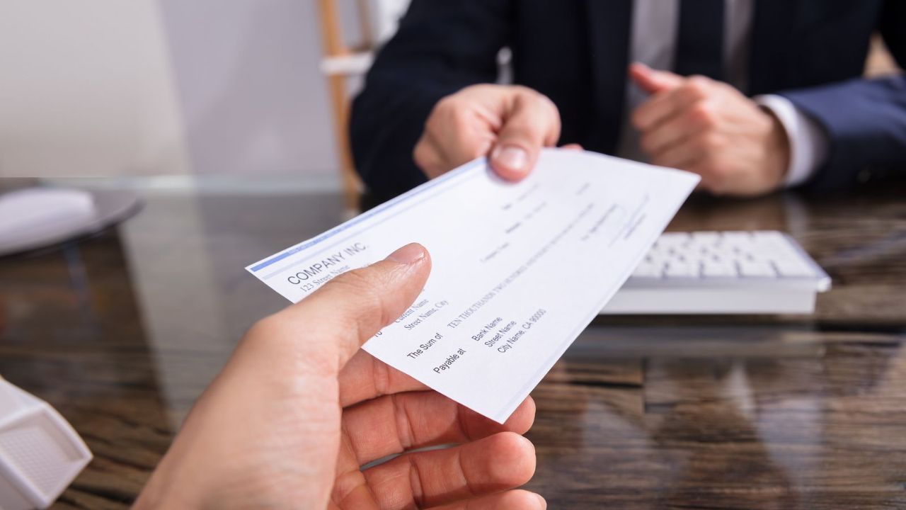 Detienen hombre por emisión de cheque sin fondo
