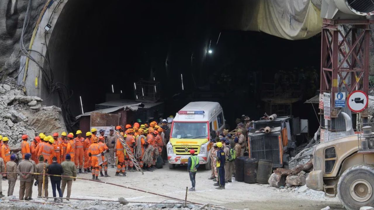 Rescatan 41 trabajadores atrapados por 17 días en un túnel en la India