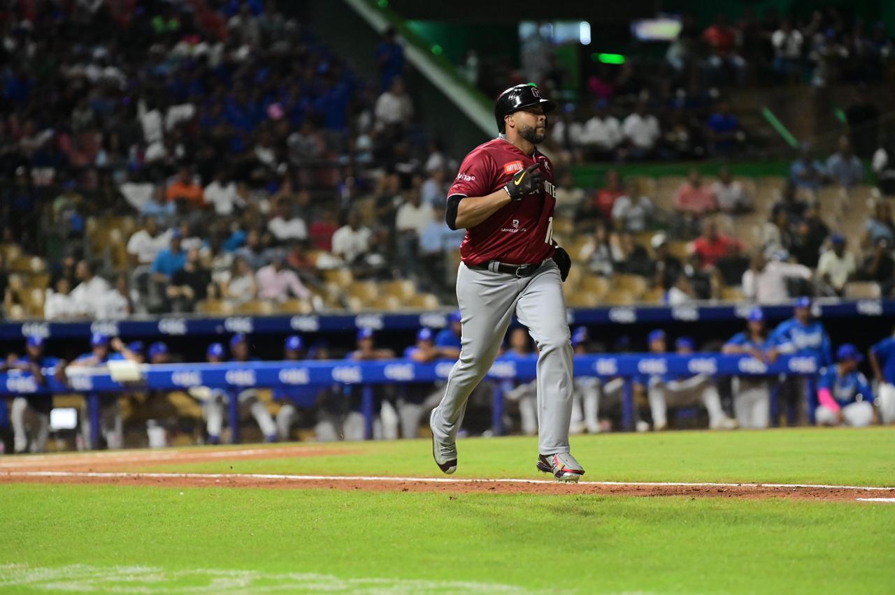Gigantes ganan 9-5 ante los Tigres del Licey