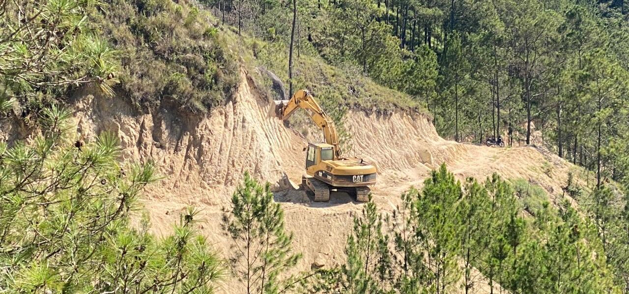 Visible daño ambiental por construcción de carretera en Constanza