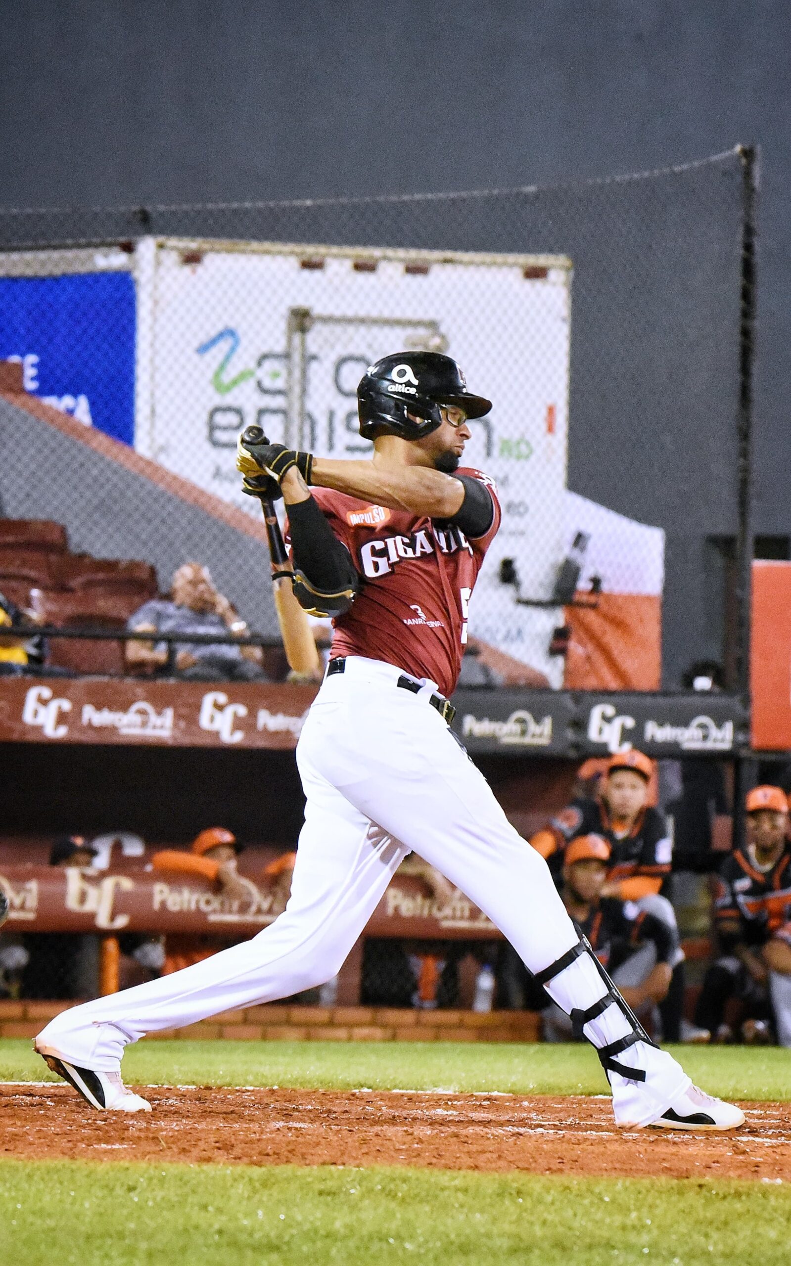 Henry Urrutia jonrones y remolca cinco para sacar juego de abajo a los Toros