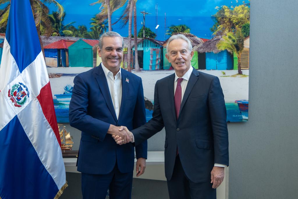 Tony Blair y Abinader abordan tema sobre conflicto del canal de Haití