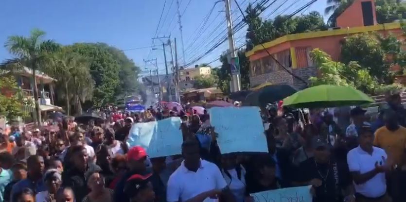 Realizan marcha por alto costo de la luz y apagones en Guerra