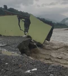 Se derrumba comercio en la Placita del río Ocoa por fuertes lluvias