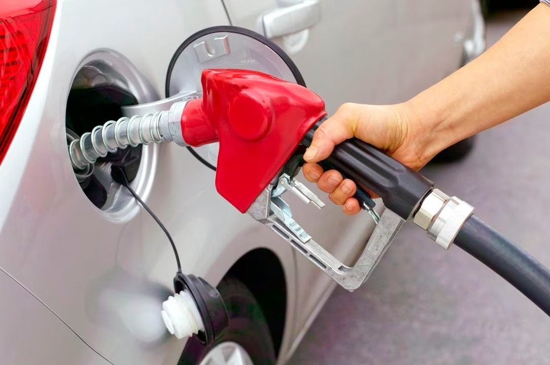 Bajan los precios de las gasolinas entre RD$3 y RD$2 pesos
