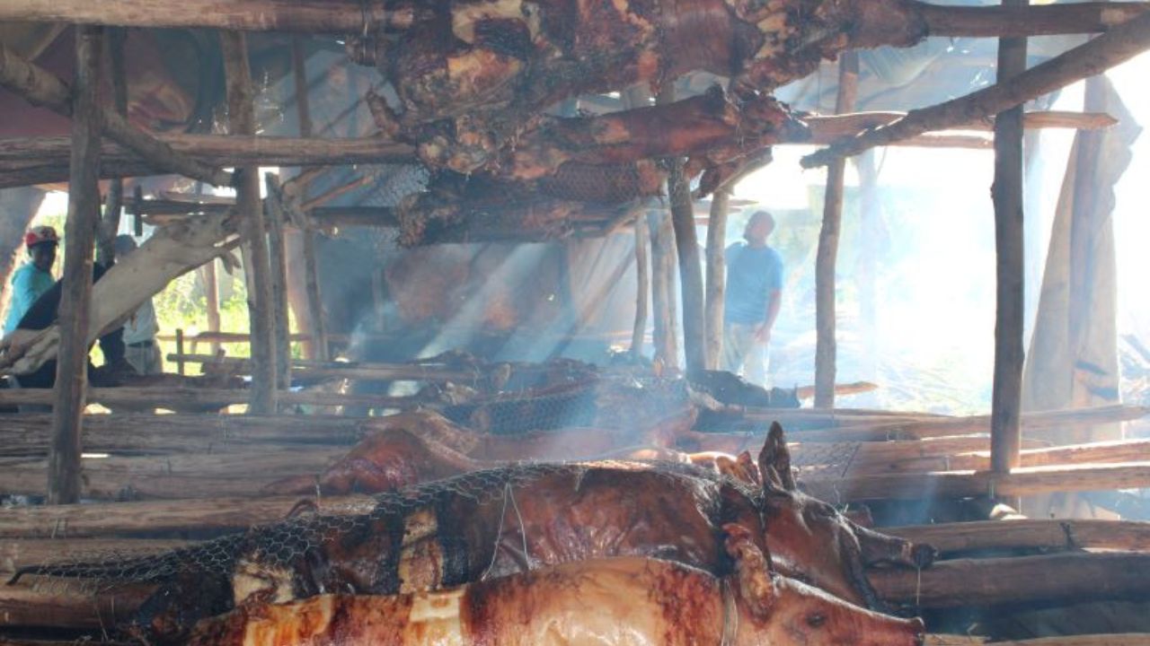 Compran cerdo y pollo asado para nochebuena