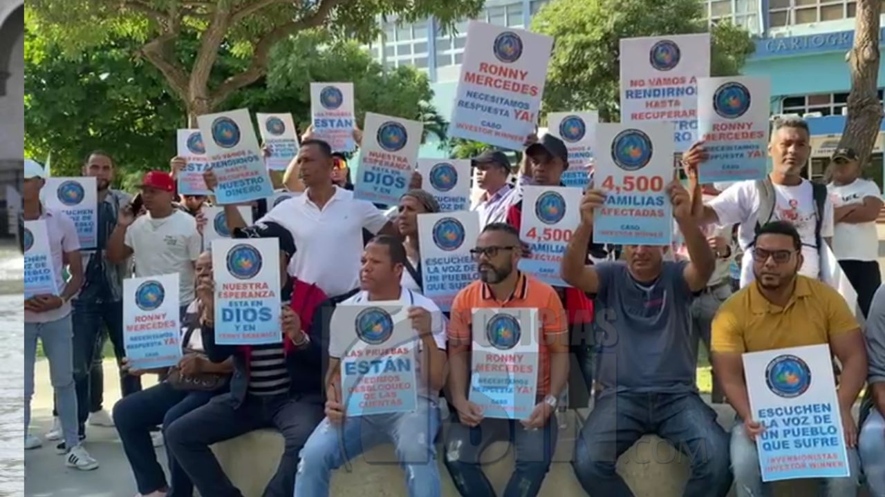Inversionista protestan en demanda les sean devueltos dinero invertido