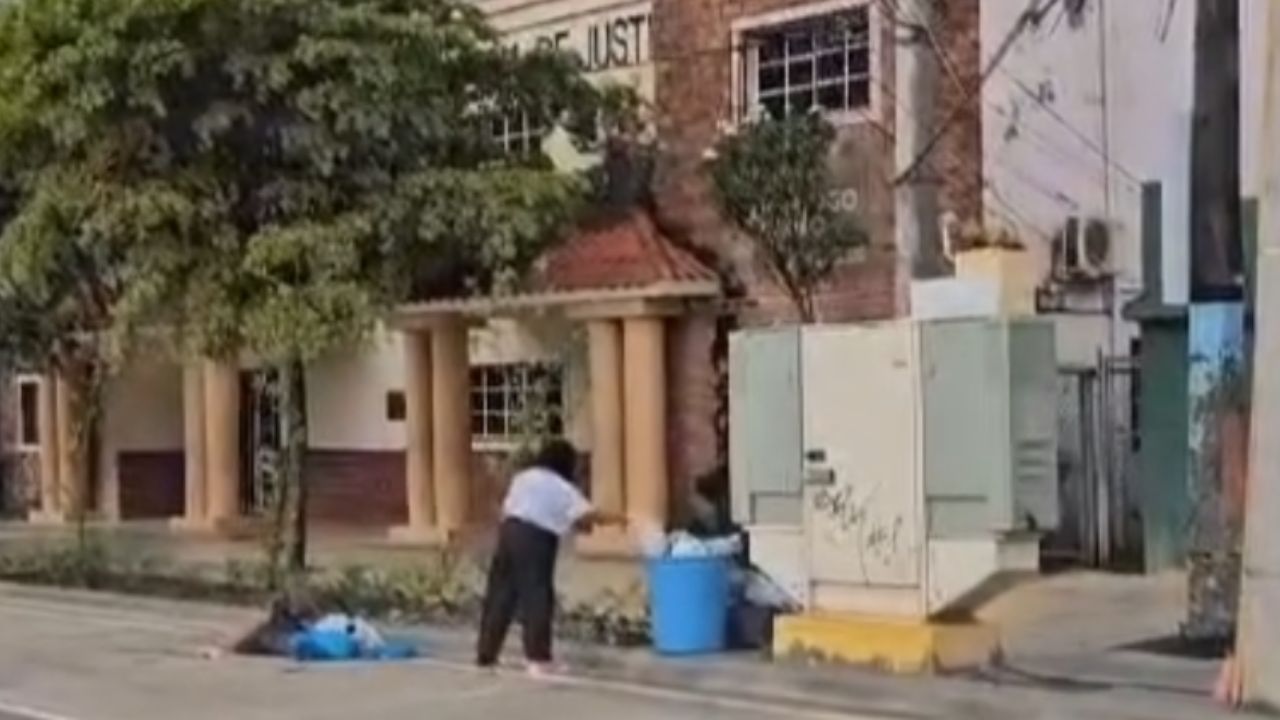 Denuncian mujer arroja basura en la vía pública
