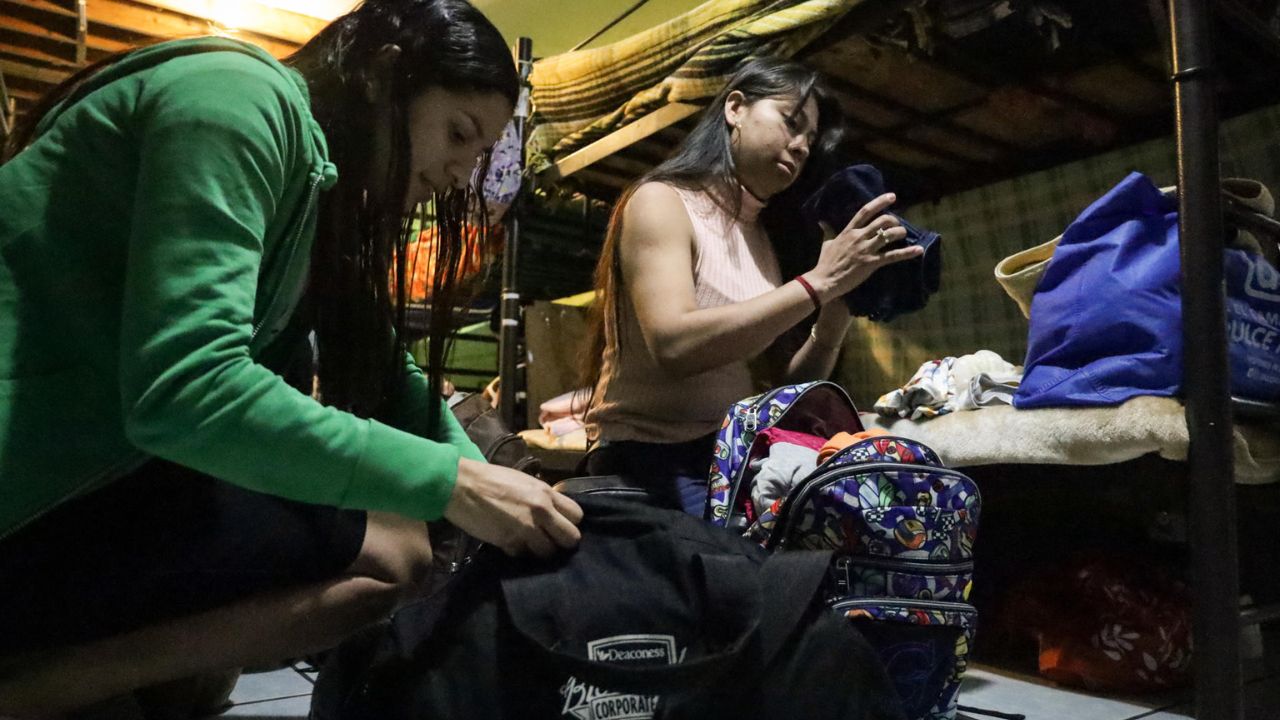 Migrantes abandonan México por no poder cruzar a EE.UU.